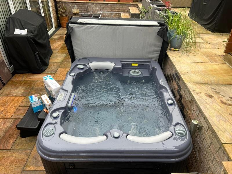 Luxury Bliss 3 Person 1 Lounger Hot Tub