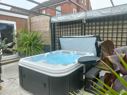 Luxury Bliss 3 Person 1 Lounger Hot Tub