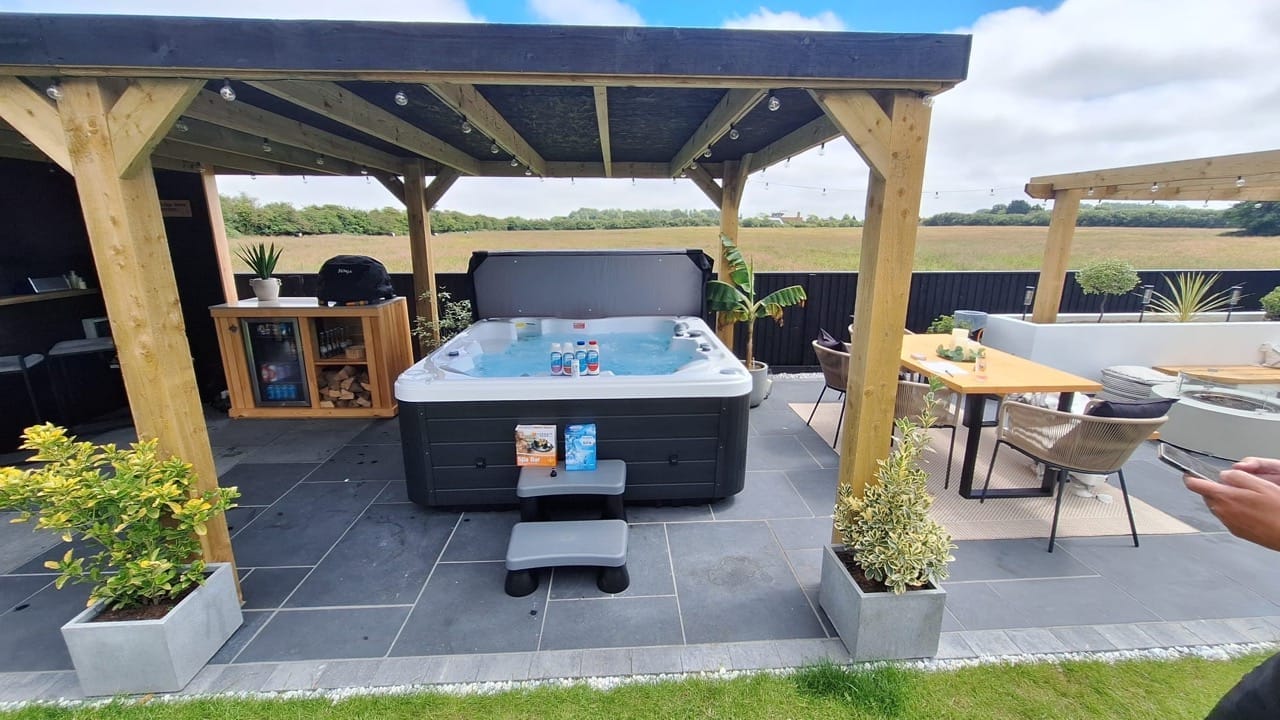 Seabreeze Retreat 6 Person 1 Lounger Hot Tub