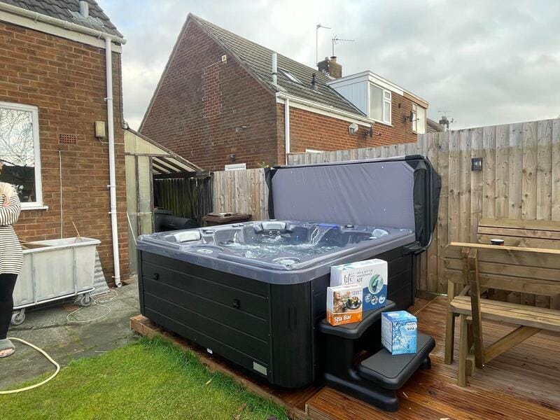 Seabreeze Retreat 6 Person 1 Lounger Hot Tub