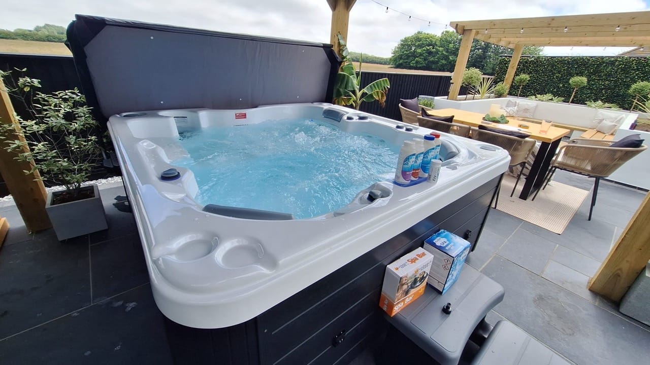 Seabreeze Retreat 6 Person 1 Lounger Hot Tub