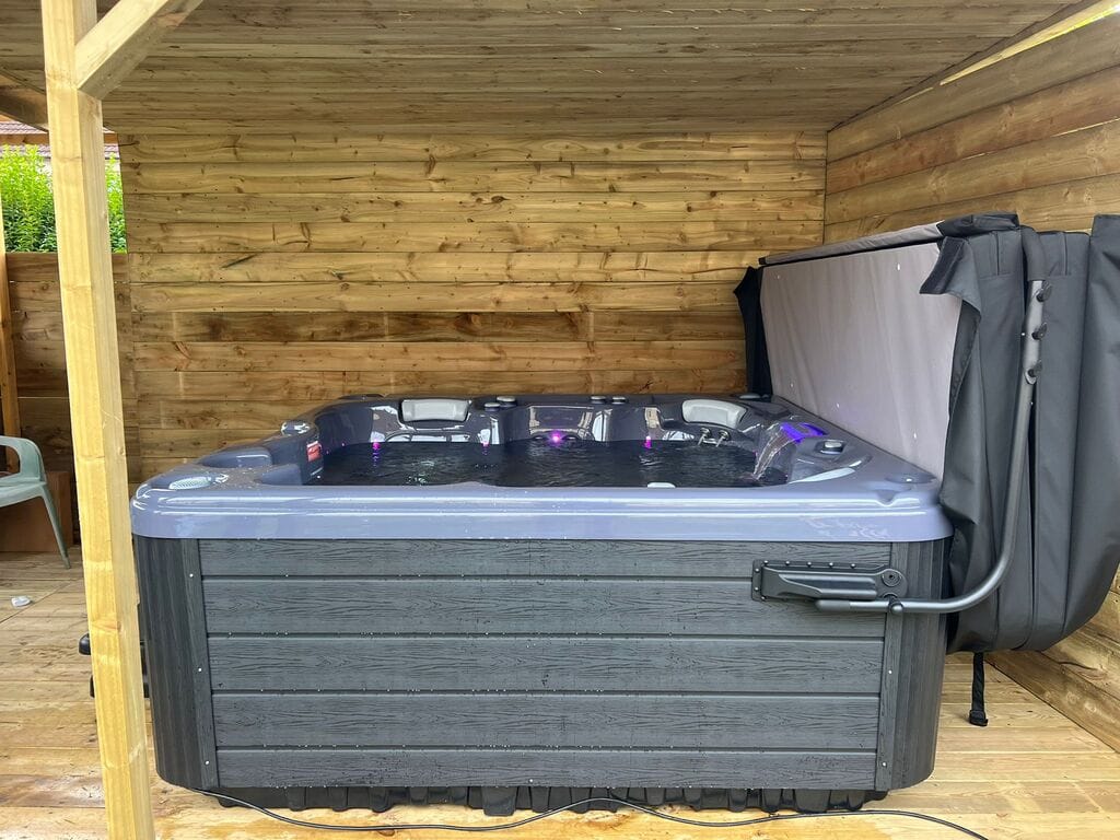 Seabreeze Retreat 6 Person 1 Lounger Hot Tub