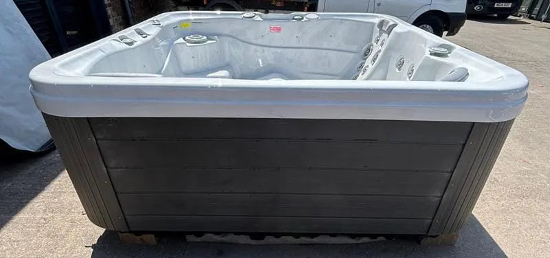Oasis Hot Tub 5 Person 3 Seater 2 Lounger