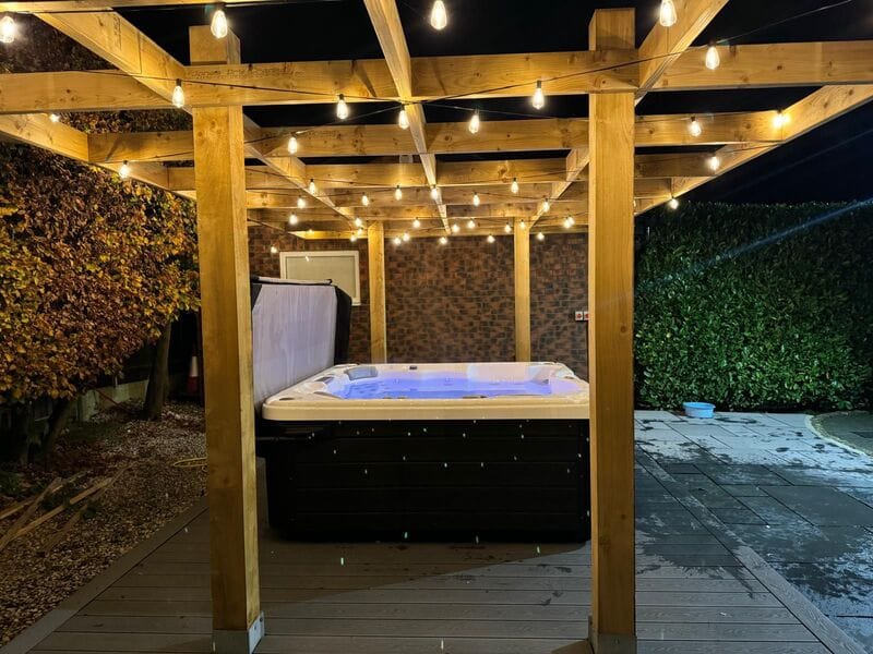 Seabreeze Retreat 6 Person 1 Lounger Hot Tub