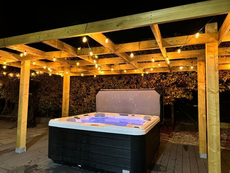 Seabreeze Retreat 6 Person 1 Lounger Hot Tub