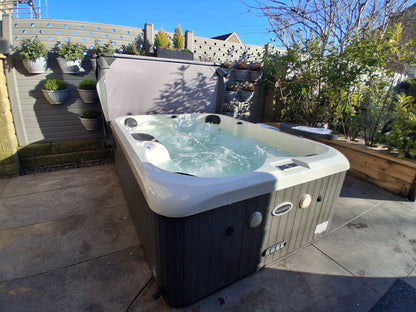 Canadian Haven 4 Person All Seater Hot Tub