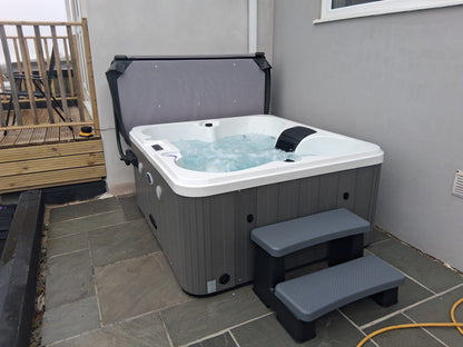 Canadian Haven 4 Person All Seater Hot Tub