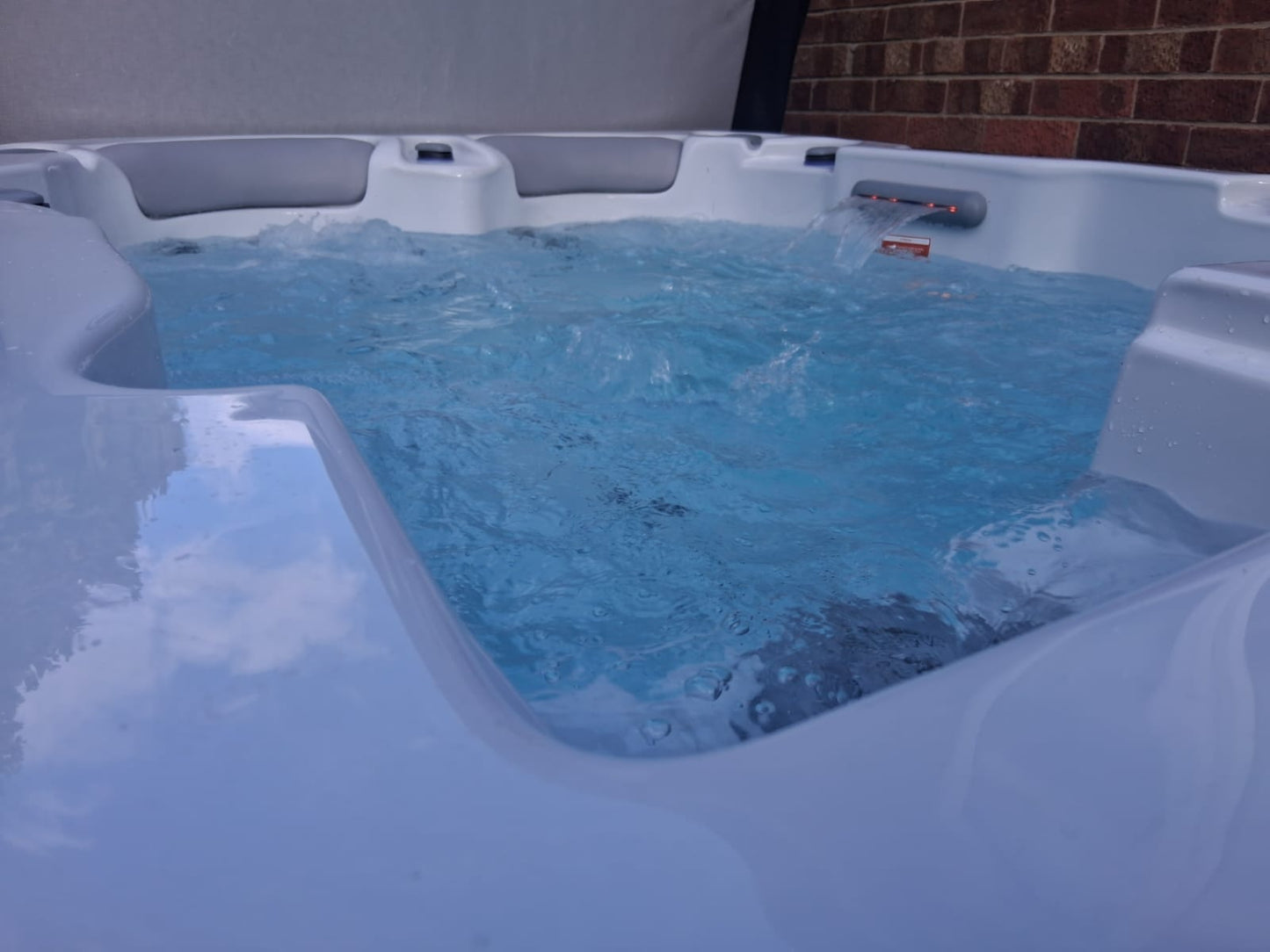 Luxury Bliss 3 Person 1 Lounger Hot Tub
