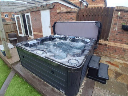 Seabreeze Retreat 6 Person 1 Lounger Hot Tub
