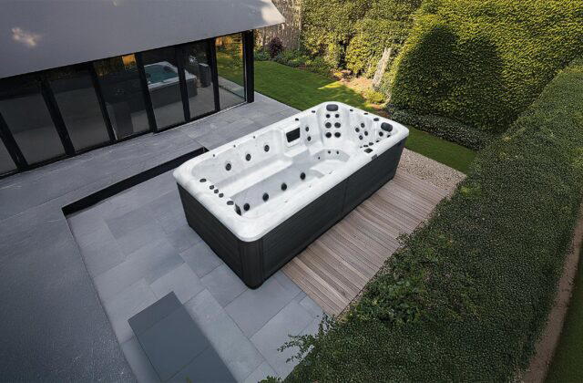 6-Person Hot Tubs