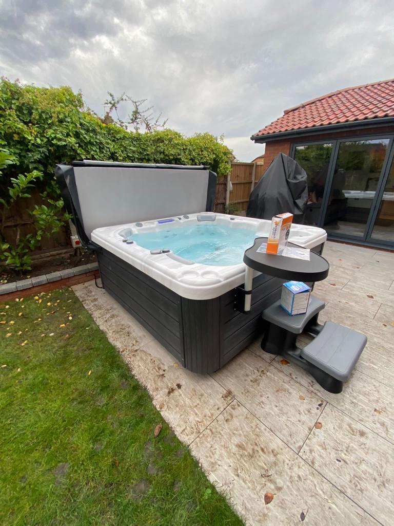 Seabreeze Retreat 6 Person 1 Lounger Hot Tub