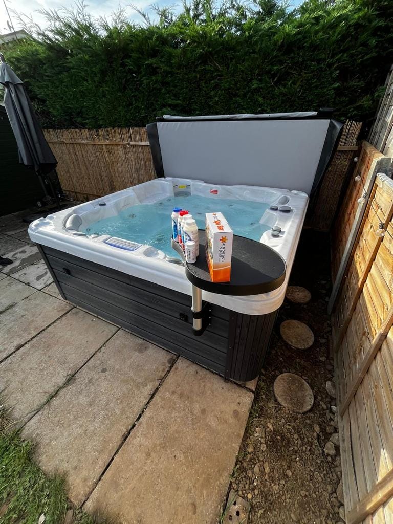 Seabreeze Retreat 6 Person 1 Lounger Hot Tub