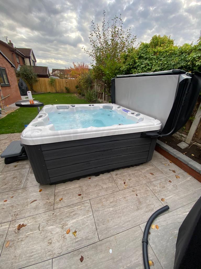 Seabreeze Retreat 6 Person 1 Lounger Hot Tub