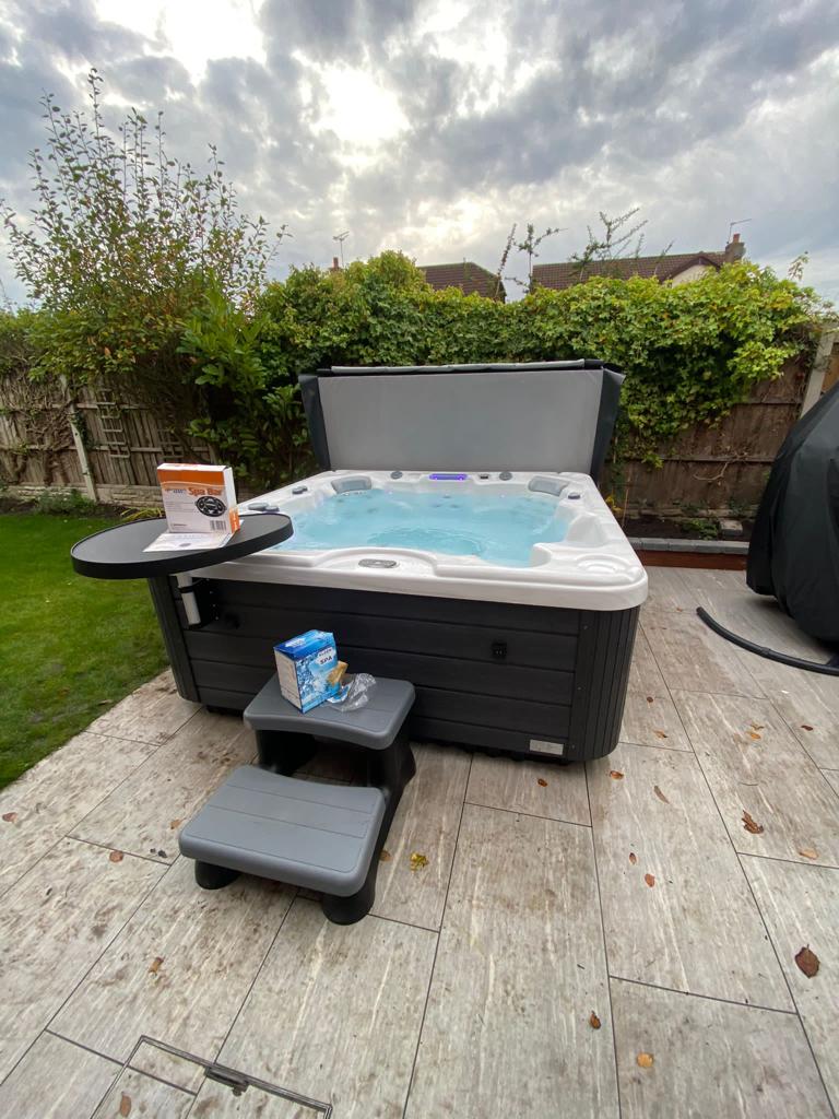 Seabreeze Retreat 6 Person 1 Lounger Hot Tub