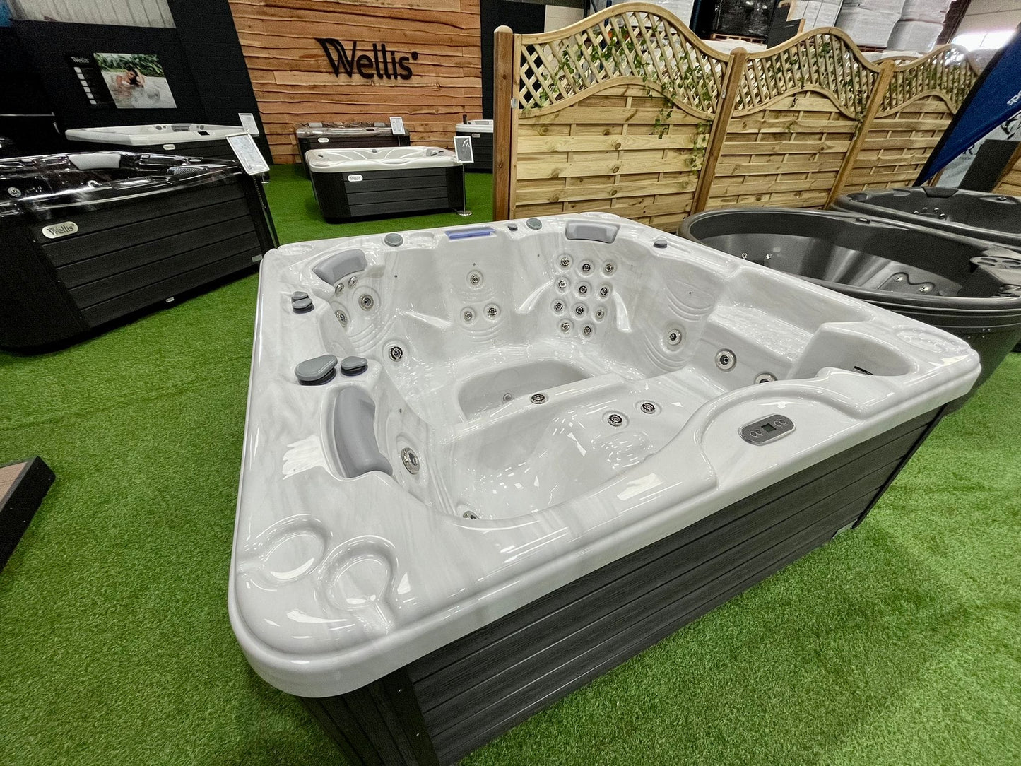 Seabreeze Retreat 6 Person 1 Lounger Hot Tub