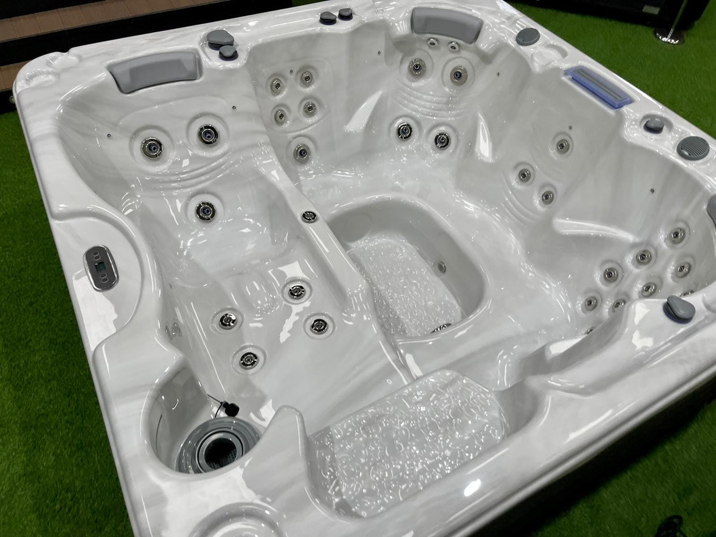 Seabreeze Retreat 6 Person 1 Lounger Hot Tub